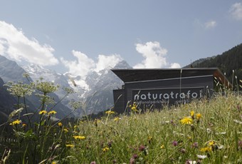 Das Besucherzentrum naturatrafoi an der Stilfserjoch Straße