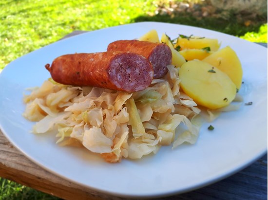 Gedünstetes Kraut mit Selchwurst